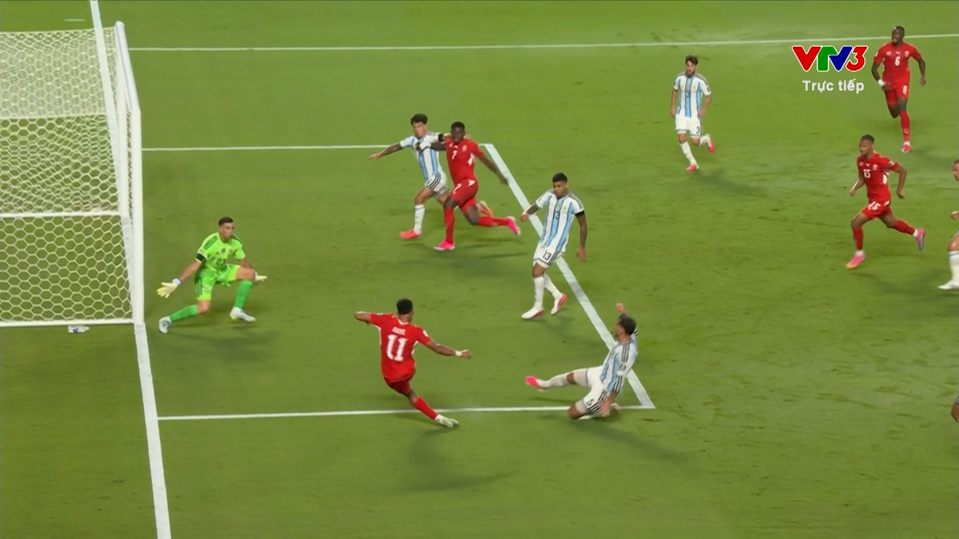 Ndoye hạ gục thủ môn Emiliano Martinez cân bằng tỷ số 1-1 cho Thụy Sĩ