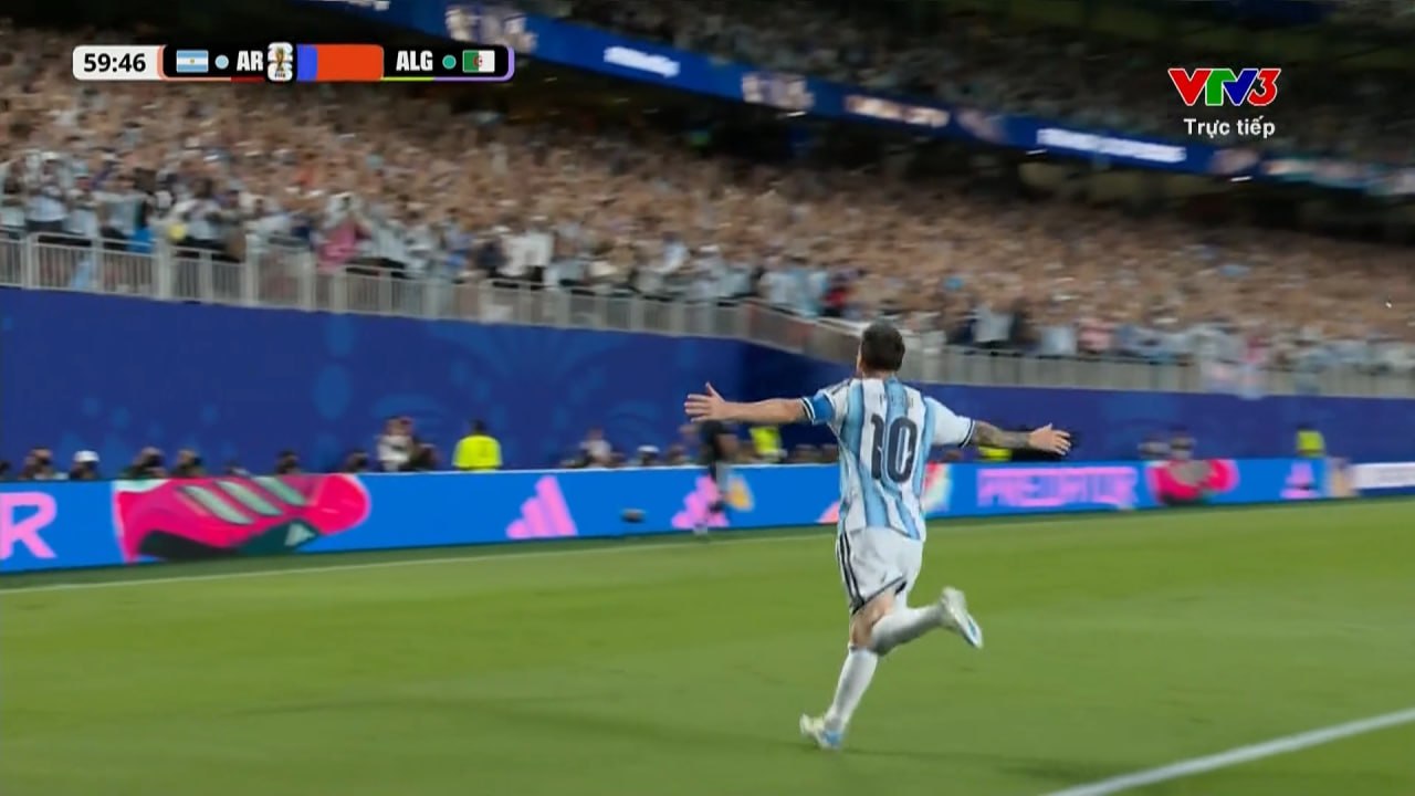 Lại là Messi nâng tỉ số lên 2-0 bằng cú sút cận thành