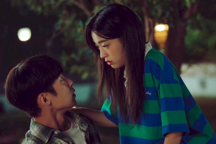 Last Summer (Anh đến cùng mùa hạ) tập 1: Vị khách mùa hè phiền phức và nỗi ám ảnh suốt 17 năm