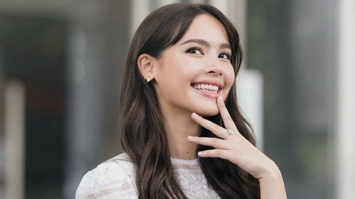 Yaya Urassaya: "Bông hồng lai" đa tài và hành trình trở thành ngọc nữ quốc dân Thái Lan