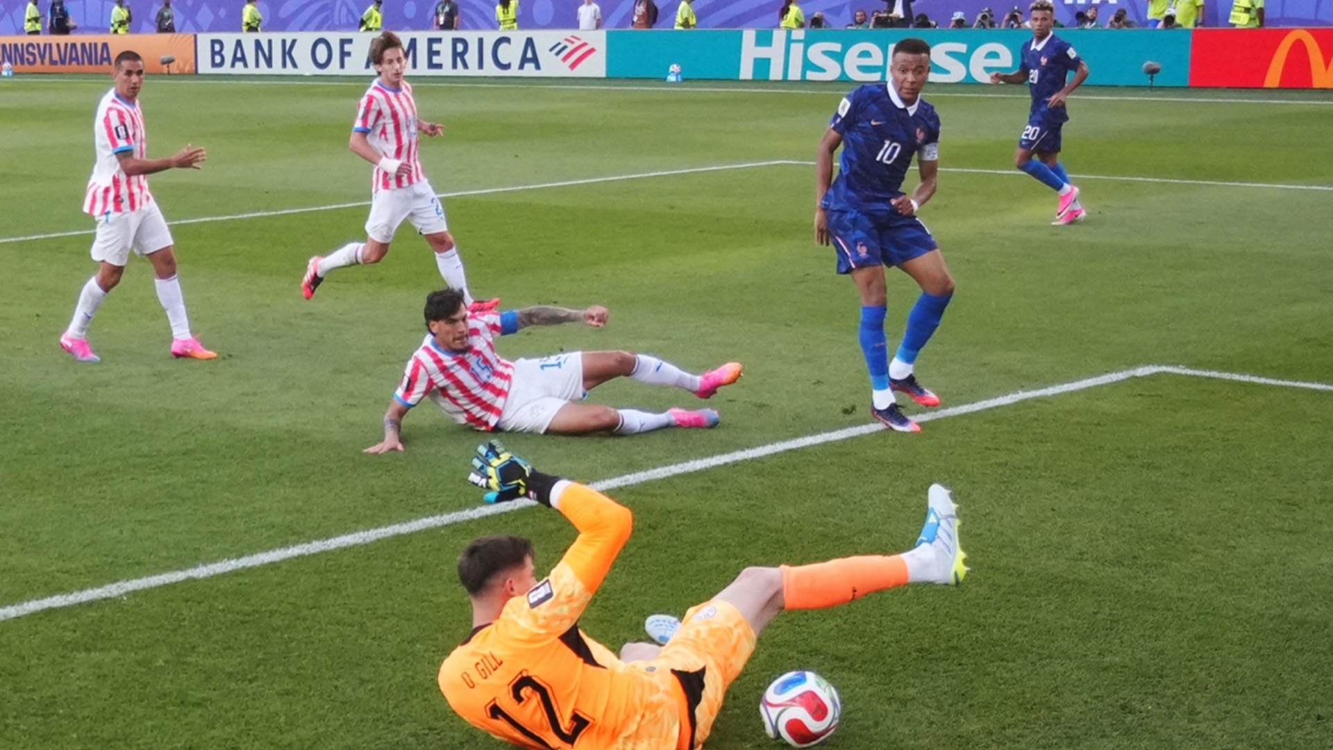 Orlando Gill 2 lần từ chối bàn thắng của Mbappe