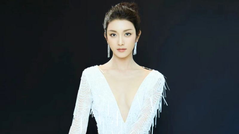 Lư Lộc Lộc: Tiểu sử & 9+ phim “gây sốt” của “nữ hoàng hài hước” Cbiz